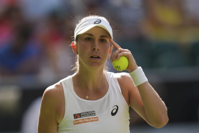 이가 시비옹테크가 10일(한국시간) 영국 런던의 올잉글랜드 클럽에서 열린 윔블던 테니스 대회 여자 단식 4강전에서 벨린다 벤치치와 맞대결하고 있다. AP 연합뉴스