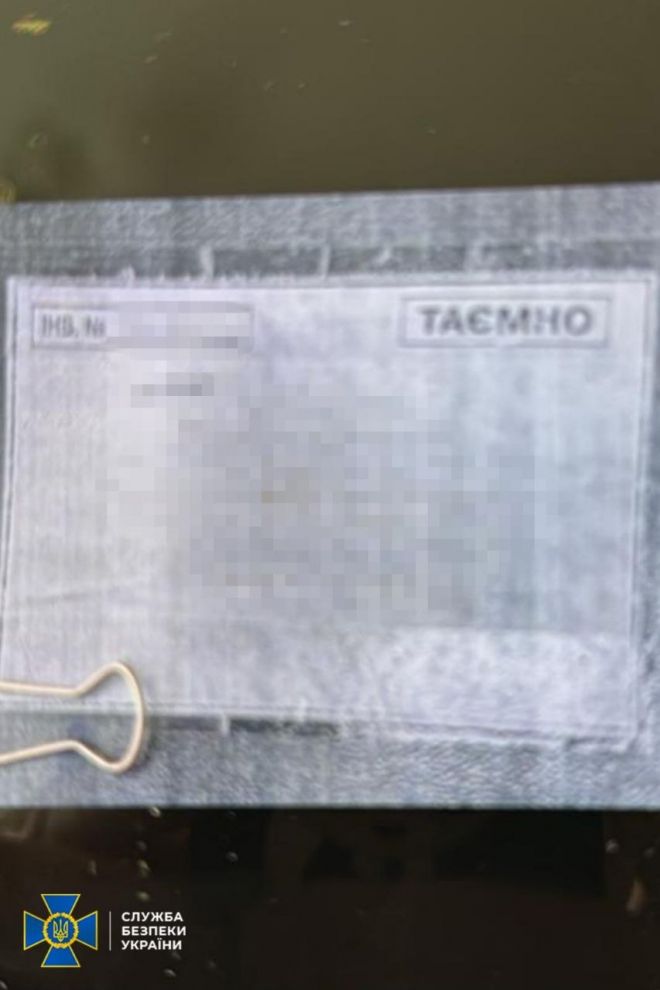 9일(현지시간) 우크라이나 보안국(SBU)은 ‘넵튠’ 미사일 생산 관련 기밀 문서를 불법 반출하려던 중국인 2명을 수도 키이우에서 체포했다고 밝혔다. 두 사람은 부자지간으로 밝혀졌다. 사진은 부자 중 아들이 우크라이나 현지인에게서 입수한 넵튠 미사일 관련 기밀 문서. 2025.7.10 SBU 자료