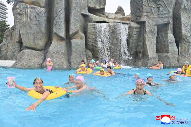 지난 1일 개장한 북한 원산갈마해안관광지구 십리백사장에 해안관광을 즐기기 위해 전국 각지에서 근로자들이 끊임없이 찾아와 연일 흥성이고 있다고 조선중앙통신이 3일 보도했다. 2025.7.3  조선중앙통신 연합뉴스