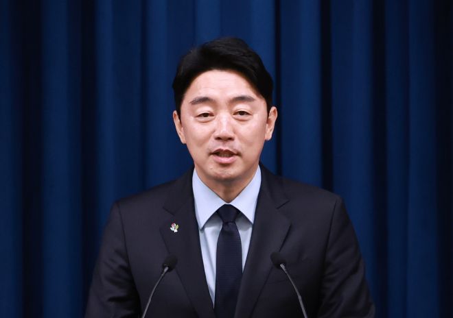 강훈식 대통령비서실장이 지난달 5일 서울 용산 대통령실 청사 브리핑실에서 출입기자단 상견례 중 인사말을 하고 있다. 2025.6.5. 연합뉴스