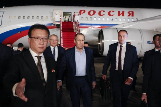 세르게이 라브로프 러시아 외무장관이 지난 11일 밤 원산갈마비행장에 도착했다고 주북 러시아 대사관이 12일 텔레그램을 통해 전했다. 2025.7.12 주북 러시아 대사관 텔레그램 연합뉴스