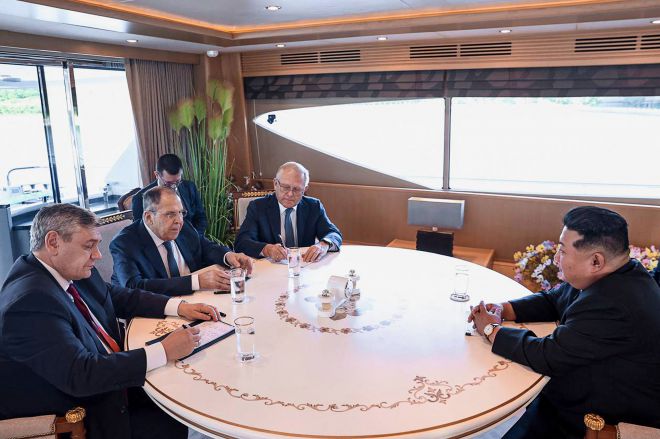 김정은(오른쪽) 북한 국무위원장과 세르게이 라브로프(왼쪽 두번째) 러시아 외무장관이 12일 북한 원산 갈마리조트에서 회담을 열고 있다. 원산  AFP 연합뉴스