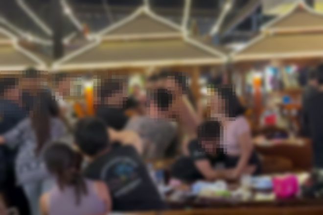 12일(현지시간) 파타야메일 등 현지 매체에 따르면 전날 오전 3시 30분쯤 파타야 나클루아의 한 야외 식당에서 한국인 관광객들 사이에서 격렬한 몸싸움이 벌어졌다. 틱톡 캡처