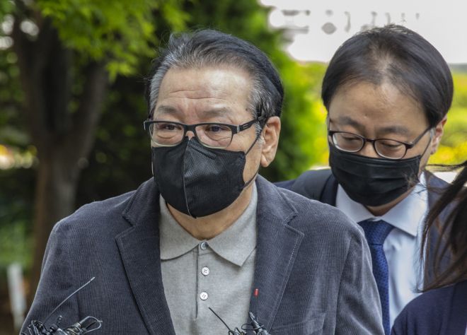 공천헌금 의혹 ‘건진법사’ 전성배 씨 공판 출석 - 2018년 지방선거 공천헌금 의혹 혐의를 받는 ‘건진법사’ 전성배 씨가 12일 서울 양천구 서울남부지법에서 열린 1심 두 번째 공판에 출석하고 있다. 2025.5.12 연합뉴스