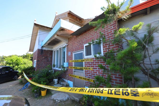 부모와 형 일가족 3명이 살해된 경기 김포 한 주택 앞에 11일 폴리스라인이 쳐져 있다. 경기 김포경찰서는 살인 혐의로 30대 A씨를 붙잡아 조사 중이라고 11일 밝혔다. A씨는 전날 오전 김포시 한 단독주택에서 60∼70대 부모와 30대 형 등 일가족 3명을 흉기로 살해한 혐의를 받고 있다. 2025.7.11 연합뉴스