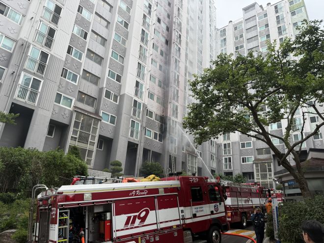 13일 부산 북구 한 아파트에서 화재가 발생해 소방 당국이 진화 활동을 하고 있다. 부산소방재난본부 제공