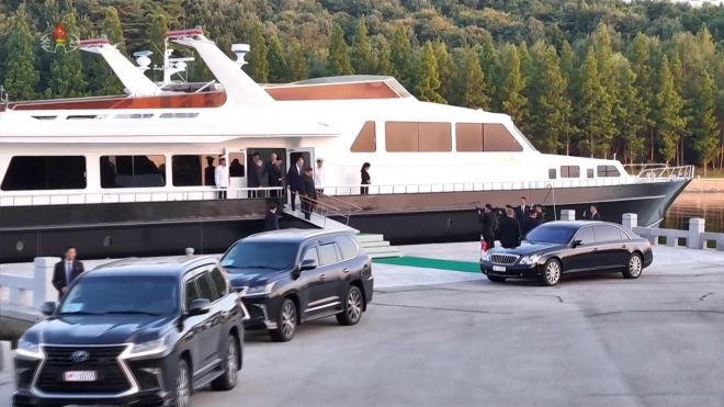 김정은 국무위원장이 12일 러시아 외무장관 세르게이 라브로프와의 회담장면을 조선중앙TV가 13일 방영했다. 화면에서 김정은 국무위원장은 요트에서 라브로프 외무상과 회담을 하는 장면이 송출됐고 회담을 마치고 라브로프 외무장관을 환송하는 장면이 담겨있다. 2025.7.13 조선중앙TV화면