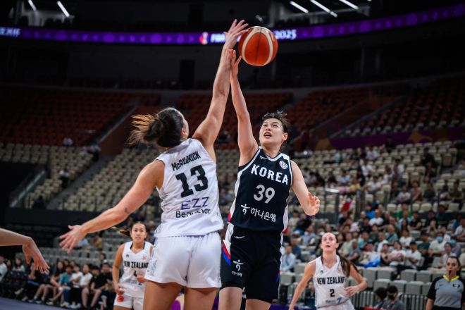 홍유순이 14일  중국 선전에서 열린 2025 국제농구연맹(FIBA) 여자 아시아컵 A조 예선에서 뉴질랜드 선수 앞에서 슛을 시도하고 있다. 한국은 종료 3초전 터진 박지수의 득점을 바탕으로 뉴질랜드에 78-76으로 승리했다. FIBA 제공