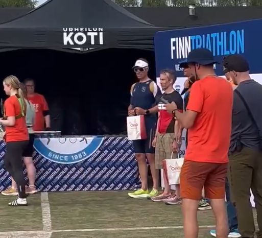 핀란드 요로이넨에서 열린 트라이애슬론(철인3종·수영 사이클 마라톤) 대회에서 2위를 차지한 선수의 정체가 가명을 쓰고 대회에 참가한 핀란드의 57세 현직 대통령으로 밝혀져 화제다. 엑스(옛 트위터) 캡처