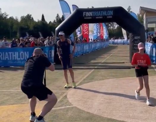 핀란드 요로이넨에서 열린 트라이애슬론(철인3종·수영 사이클 마라톤) 대회에서 2위를 차지한 선수의 정체가 가명을 쓰고 대회에 참가한 핀란드의 57세 현직 대통령으로 밝혀져 화제다. 엑스(옛 트위터) 캡처