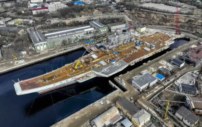 러시아군이 보유한 유일한 항공모함(사진)이 가까운 시일 내에 폐기될 위기에 처했다. 사진은 2022년 5월 20일 아드미랄 쿠즈네초프 항공모함을 담은 위성 사진. 구글 어스 제공