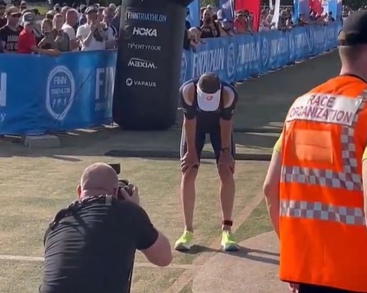 핀란드 요로이넨에서 열린 트라이애슬론(철인3종·수영 사이클 마라톤) 대회에서 2위를 차지한 선수의 정체가 가명을 쓰고 대회에 참가한 핀란드의 57세 현직 대통령으로 밝혀져 화제다. 엑스(옛 트위터) 캡처