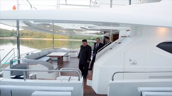 김정은 국무위원장이 12일 러시아 외무장관 세르게이 라브로프와의 회담장면을 조선중앙TV가 13일 방영했다. 화면에서 김정은 국무위원장은 요트에서 라브로프 외무상과 회담을 하는 장면이 송출됐고 회담을 마치고 라브로프 외무장관을 환송하는 장면이 담겨있다. 2025.7.13 조선중앙TV화면