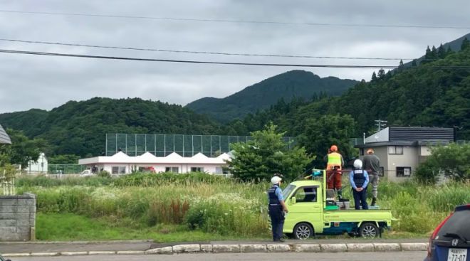 지난 12일 새벽 홋카이도에서 신문 배달원인 52세 남성이 불곰에게 습격당해 사망했다. 사진은 사건 현장 인근에서 곰 수색 활동을 펼치는 홋카이도 경찰과 엽우회의 모습. HBC홋카이도방송 캡처