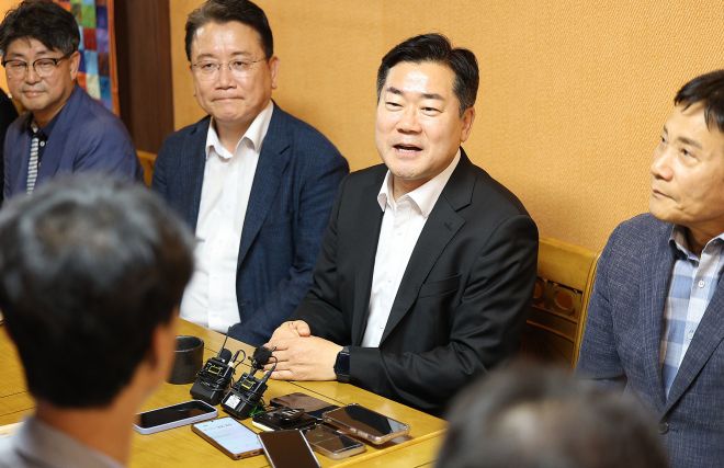 대구 찾은 박찬대 의원 - 더불어민주당 당대표 후보인 박찬대 의원이 14일 대구 중구 한 식당에서 열린 더불어민주당 대구 당원 간담회에 참석해 모두발언하고 있다. 2025.7.14. 연합뉴스