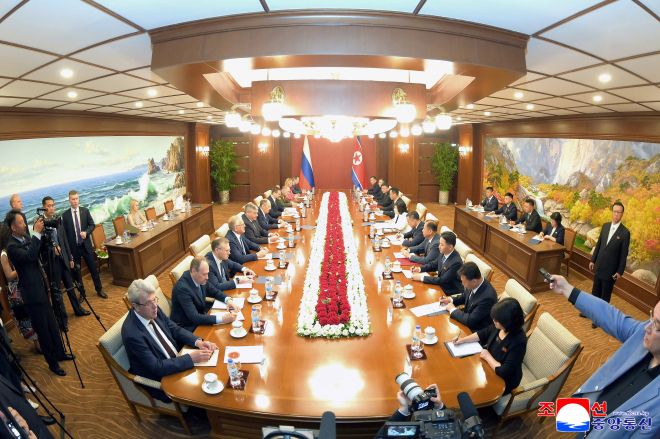 북-러, 원산에서 외무장관 회담 - 북한을 방문중인 러시아 외무상 세르게이 라브로프가 12일 원산에서 최선희 외무상과 제2차 전략대화를 진행했다고 조선중앙통신이 13일 보도했다. 통신은 이날 라브로프 외무상 일행을 위한 연회를 개최했다고 밝혔다. 2025.7.13 조선중앙통신 연합뉴스