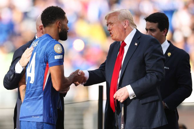 13일(현지시간) 미국 뉴저지 주 이스트 러더퍼드 메트라이프 스타디움에서 열린 2025 국제축구연맹(FIFA) 클럽 월드컵에서 잉글랜드 프리미어리그(PL) 첼시가 프랑스 리그1 파리 생제르맹(PSG)을 3대0으로 완파하고 우승했다. 이날 경기를 관전한 도널드 트럼프(왼쪽) 미 대통령이 첼시 선수들에게 우승 메달을 수여하며 첼시 주장 리스 제임스와 악수하고 있다. 2025.7.13 이스트 러더퍼드 AFP 연합뉴스