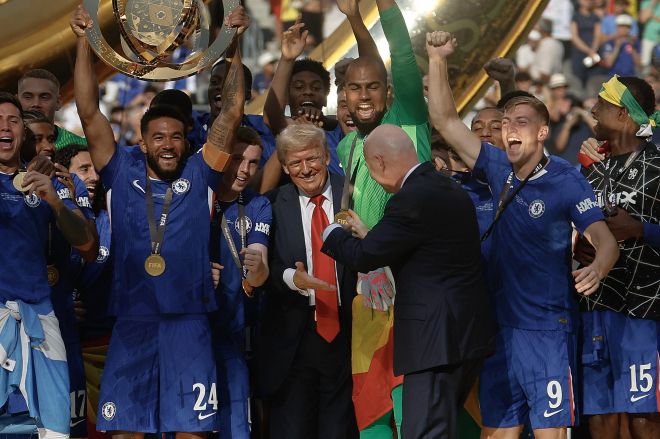 13일(현지시간) 미국 뉴저지 주 이스트 러더퍼드 메트라이프 스타디움에서 열린 2025 국제축구연맹(FIFA) 클럽 월드컵에서 잉글랜드 프리미어리그(PL) 첼시가 프랑스 리그1 파리 생제르맹(PSG)을 3대0으로 완파하고 우승했다. 이날 경기를 관전한 도널드 트럼프(가운데) 미 대통령이 첼시의 우승컵 세리머니가 열리는 동안 시상대 위에 올라서자 잔니 인판티노 FIFA 회장이 트럼프 대통령에게 내려오라고 손짓하고 있다. 2025.7.13 이스트 러더퍼드 AFP 연합뉴스