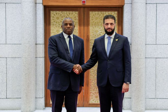 데이비드 라미 영국 외무장관(왼쪽)과 아흐메드 알샤라 시리아 대통령. AFP 연합뉴스