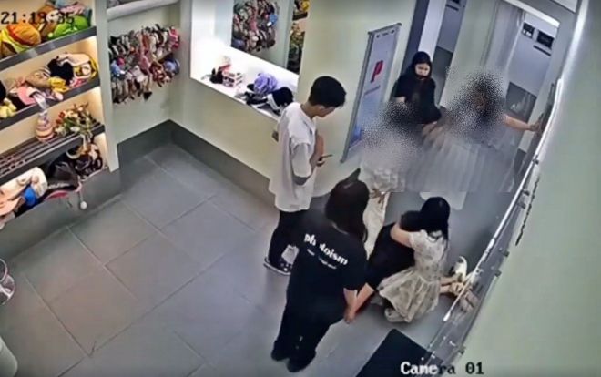 11일(현지시간) 오후 9시쯤 베트남 하노이의 한인타운 ‘미딩’에 있는 한국계 즉석사진관에서 한국인 여성과 현지 여성 간 몸싸움이 벌어지고 있다. 2025.7.14 SNS 캡처