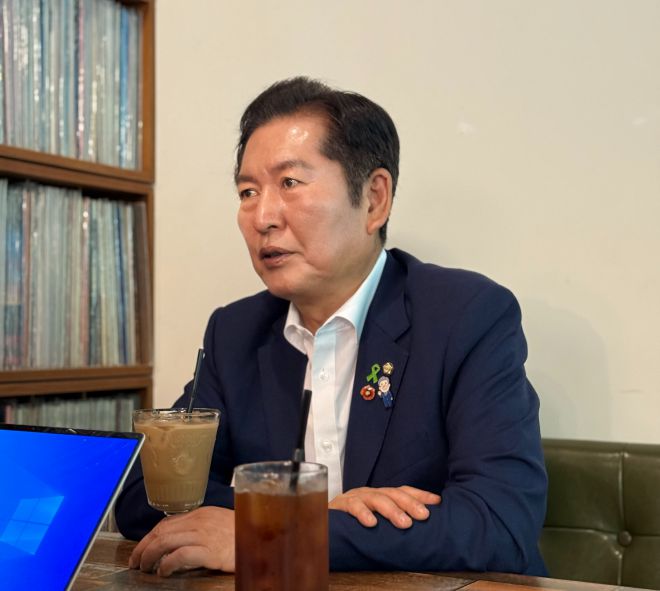 더불어민주당 당대표 선거에 출마한 정청래 후보가 15일 충북 청주의 한 카페에서 서울신문 기자와 만나 인터뷰를 진행하고 있다. 정청래 후보 측 제공