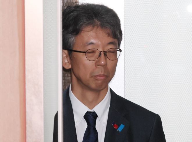 일본 정부가 독도 영유권 주장을 담은 방위백서를 채택한 15일 이세키 요시야스 주한일본대사관 총괄공사 대리가 서울 종로구 외교부 청사로 초치되고 있다.  연합뉴스