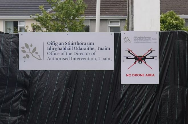 아일랜드 골웨이주(州) 투암에 있었던 세인트 메리 수녀원 부지에 발굴을 알리는 안내문과 경고문이 붙어 있다.