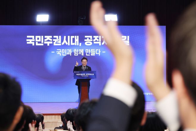 예비 공무원 박수에 화답하는 이재명 대통령 - 이재명 대통령이 14일 충북 진천 국가공무원인재개발원에서 ‘국민주권시대, 공직자의 길’을 주제로 열린 70기 5급 신임관리자과정 교육생 특강에서 연단에 올라 참석자들의 박수에 화답하고 있다. 2025.7.14 연합뉴스