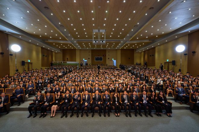 이재명 대통령, 예비 공무원과 함께 - 이재명 대통령이 14일 충북 진천 국가공무원인재개발원에서 70기 5급 신임관리자과정 교육생들을 대상으로 ‘국민주권시대, 공직자의 길’을 주제로 특강을 마친 뒤 기념촬영을 하고 있다. 2025.7.14 대통령실 제공.