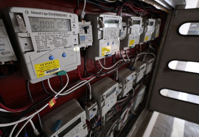 7~8월 전기요금 누진제 완화 - 정부가 7~8월 두 달간 전기요금 누진제를 완화하기로 했다. 전국 1773만 가구의 부담이 줄고, 가구당 평균 1만 8000원의 요금 경감이 기대된다. 앞서 산업통상자원부는 올해 폭염 기간 최대 전력수요가 94.1∼97.8기가와트(GW)로, 지난해 사상 최고 기록(97.1GW)을 갈아치울 것이라고 예상했다. 13일 서울 시내의 전기계량기. 2025.7.13 뉴스1