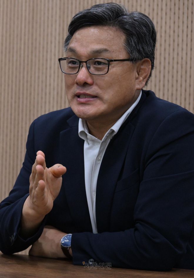 이정형 중앙대 건축학부 교수는 서울신문과 인터뷰를 갖고 “대도시 주택 공급에 필요한 부지를 확보하기 위해 노후화된 철도, 주차장 등 유휴부지를 적극 활용할 필요가 있다”며 “이런 시설을 지하화하거나 지붕을 씌워 지상에 주택 공급을 추진하면 땅 부족 문제도 해결하고 단시간에 공급을 확대할 수 있다”고 말했다.  안주영 전문기자