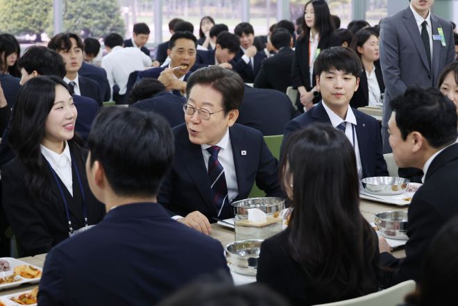 예비 5급 공무원과 오찬 자리 갖는 이재명 대통령 - 이재명 대통령이 14일 충북 진천 국가공무원인재개발원에서 70기 5급 신임관리자과정 교육생들과 오찬을 하며 대화하고 있다. 2025.7.14 연합뉴스