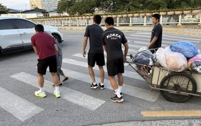 프로축구 K리그1 김천상무 소속 군인 선수들이 리어카를 끌던 할머니를 돕고 있다. 김천상무 인스타그램 캡처