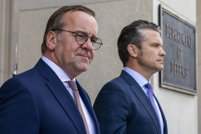 보리스 피스토리우스 독일 국방장관(왼쪽)과 피트 헤그세스 미국 국방장관. EPA 연합뉴스