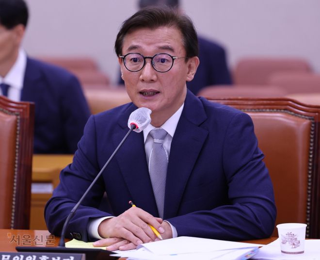전재수 해양수산부 장관 후보자가 14일 국회 농림축산식품해양수산위원회에서 열린 인사청문회에서 의원 질의에 답변하고 있다. 안주영 전문기자