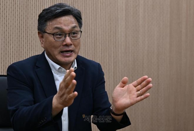 이정형 중앙대 건축학부 교수는 주택공급 정책의 패러다임이 바뀌어야 한다고 했다. 실수요자들은 대도시 회사에서 가까운 ‘내 집’을 원하는데, 정부가 도시 외곽의 신도시 개발이나 공공임대주택을 고집하는 것은 바람직하지 않다는 것이다. 노후화된 기성 도시의 개조로 도심주택 의 공급에 적극 나서야 한다고 했다. 안주영 전문기자