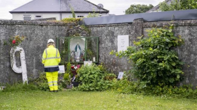 아일랜드 골웨이주(州) 투암에 있었던 세인트 메리 수녀원 부지에서 연구팀이 유해 발굴 전 현장을 살피고 있다.