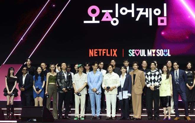 황동혁 감독, 배우 이정재, 이병헌을 비롯한 참석배우들이 지난달 28일 서울 중구 서울광장에서 열린 오징어게임3 팬 이벤트 행사에서 기념촬영을 하고 있다. 2025.06.28. 뉴시스