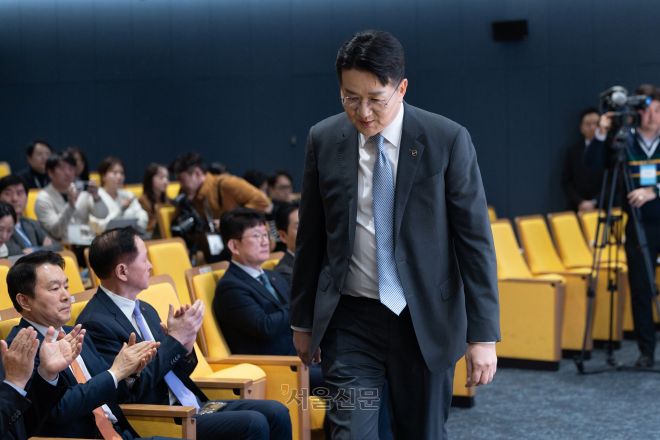 조원태 한진그룹 회장이 지난 3월 11일 서울 강서구 대한항공 본사에서 열린 기업이미지(CI) 설명 기자간담회에 참석해 단상으로 향하고 있다. 서울신문 DB