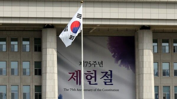 국회 본관에 설치되는 제75주년 제헌철 경축 현수막 - 제75주년 제헌절을 보름 앞둔 2일 오전 서울 여의도 국회 본관에 경축 현수막이 설치되고 있다. 2023.7.2. 뉴시스