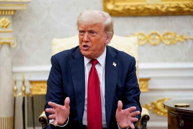 트럼프 대통령 - 도널드 트럼프 미국 대통령이 14일 워싱턴DC 백악관 집무실에서 마르크 뤼터(사진에 없음) 북대서양조약기구(NATO·나토) 사무총장과 만나 회담 후 나토를 통해 우크라이나에 미국산 무기를 보내는 협정을 발표하고 있다. 로이터 연합뉴스