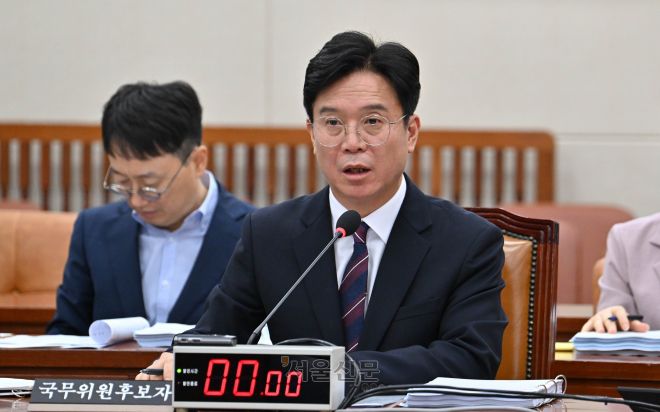 김영훈 고용노동부 장관 후보자가 16일 국회 환경노동위원회 전체회의장에서 열린 인사청문회에 출석해 의원 질의에 답하고 있다. 2025.7.16 홍윤기 기자