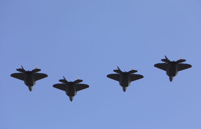 2025년 7월 4일(현지시간) 미국 워싱턴 백악관에서 열린 독립기념일 축하 행사에서 F-35 전투기들이 비행하고 있다. AP 연합뉴스