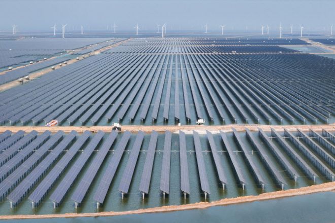중국 산둥성 동부 빈저우시에 태양광 패널과 풍력 터빈이 설치돼 있다. AFP 연합뉴스