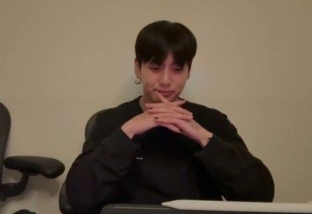 BTS 정국이 위버스 라이브에서 애니메이션 ‘케이팝 데몬 헌터스’를 언급했다 . BTS 위버스 LIVE 캡처