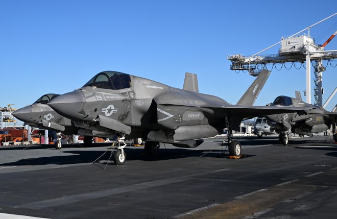 2025년 7월 11일(현지시간) 호주 브리즈번에 입항한 미 강습상륙함 USS 아메리카의 비행갑판에 F-35B 라이트닝 II 전투기들이 세워져 있다.  AP 연합뉴스