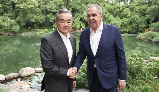 13일(현지시간) 중국 베이징에서 만난 왕이(왼쪽) 중국공산당 중앙외사판공실 주임 겸 외교부장 세르게이 라브로프 러시아 외무장관. 베이징 EPA 연합뉴스