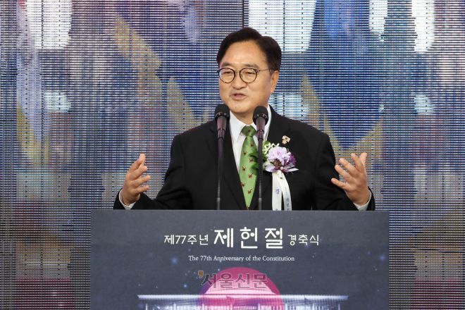 우원식 국회의장이 17일 서울 여의도 국회에서 열린 제77주년 제헌절 경축식에서 경축사를 하고 있다. 2025.7.17 국회 사진기자단