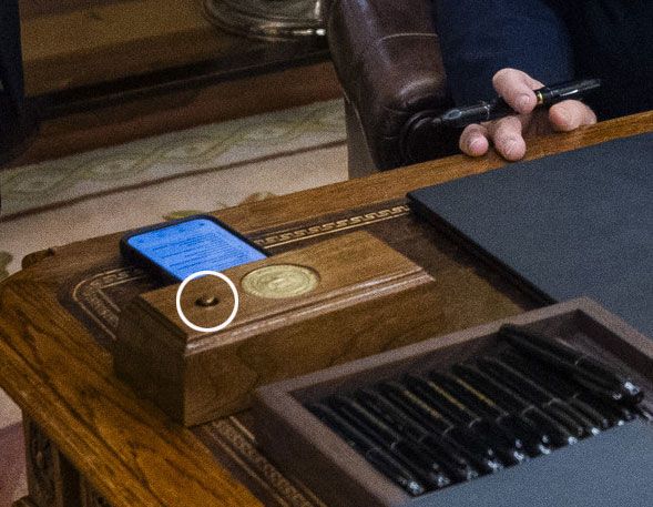 도널드 트럼프 미국 대통령이 4년 만에 백악관 주인으로 돌아온 20일(현지시간) 집무실인 오벌오피스에 있는 대통령 전용 책상인 ‘결단의 책상’에 빨간색 ‘콜라 버튼’(선)이 부활했다. ﻿ 워싱턴DC UPI 연합뉴스