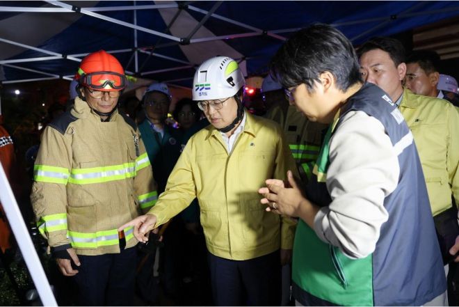 16일 오후 김동연 경기도지사는 오산 가장교차로 옹벽 붕괴 사고 현장을 찾아 동일·유사 사고 재발을 막기 위한 긴급 전수 점검을 지시했다. (경기도 제공)